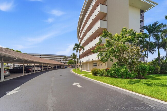 Building Photo - 1427 E Hillsboro Blvd