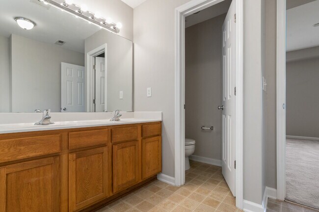 Building Photo - Spacious 4BR/3BA Home Near Downtown Durham | Deposit-Free Living | 1st-Floor Bedrooms