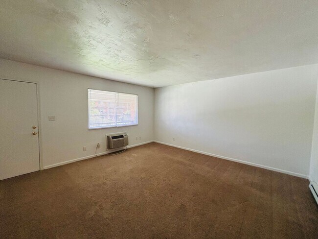 Building Photo - 2 Bedroom, 1 Bath Apartment