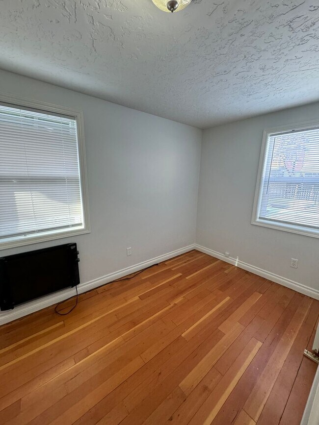 Building Photo - Adorable 3 bed/ 1 bath Home Desirably Loca...