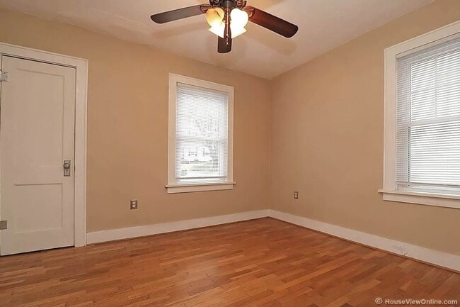 Building Photo - Available THIS SUMMER-Spacious Home Close to Campus