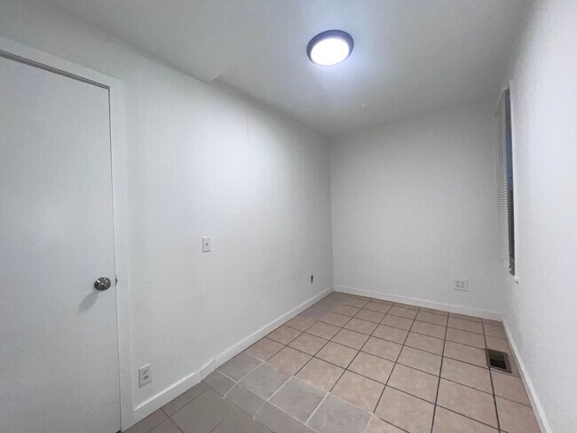 Building Photo - 8919 S Muskegon Ave