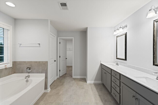 Building Photo - Wyndham Village For Rent!