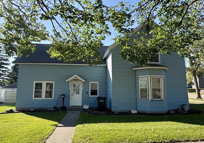 Primary Photo - 477 3rd Ave NE