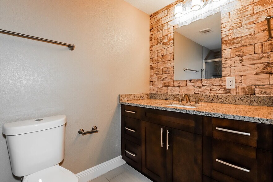 Building Photo - 10209 N Fleetwood Dr