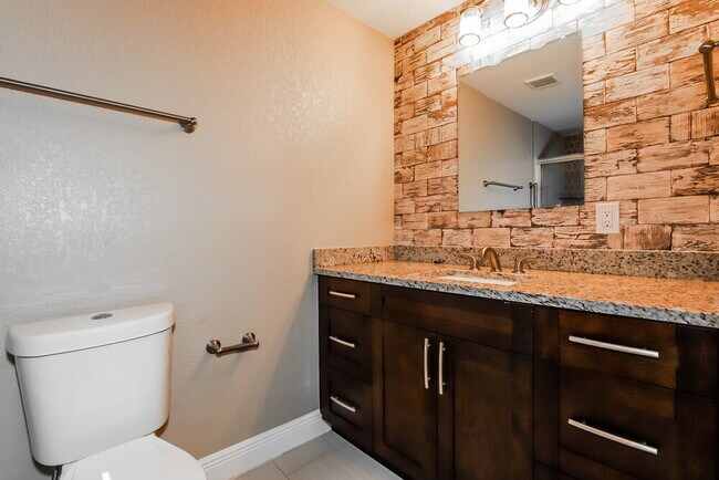 Building Photo - 10209 N Fleetwood Dr