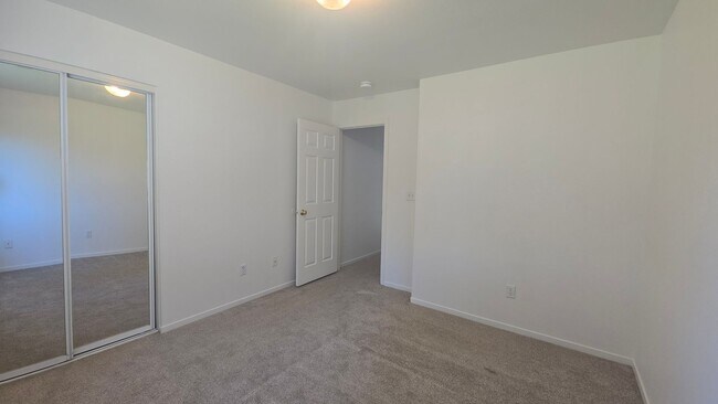 Building Photo - 916 W Windsor Dr