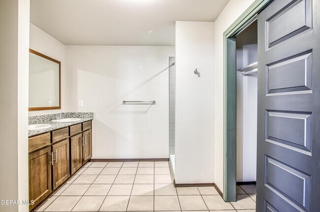 Building Photo - 312 E Overland Ave