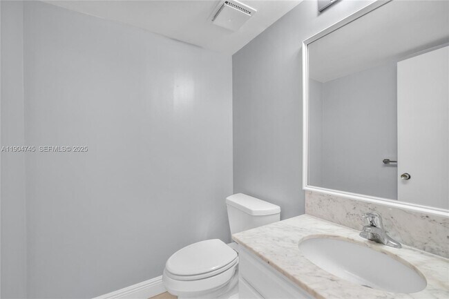 Building Photo - 3200 Port Royale Dr N