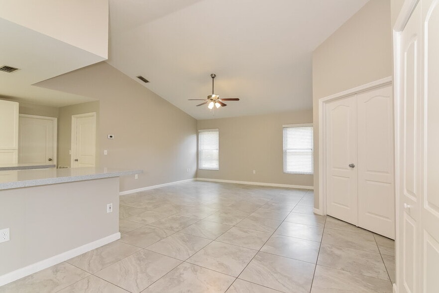 Building Photo - 948 Wicketrun Dr