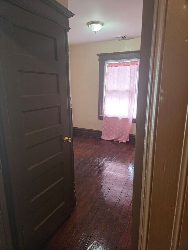 Building Photo - Spacious Newark Home – 7 Bedrooms, 2 Kitchens