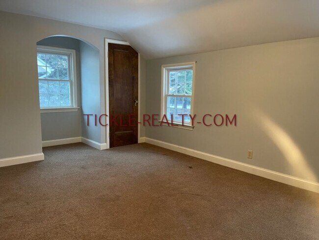 Building Photo - 3 Bedroom, 1 Bath Home with Garage, Central Air, Deck, Partially Fenced Yard