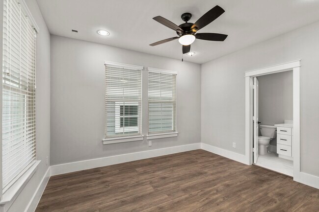 Building Photo - 1421 W 23rd St