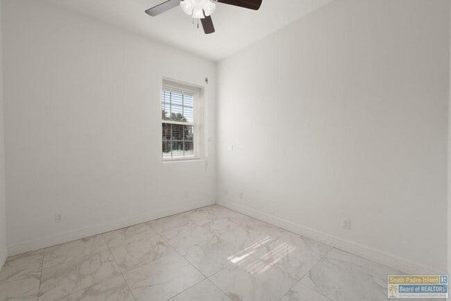 Building Photo - 110 E Retama St