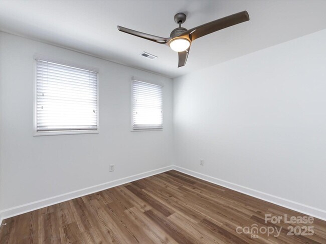Building Photo - 1348 Green Oaks Ln
