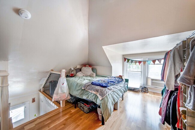 Building Photo - Ultimate 6-Bedroom House with Amazing Front Porch!