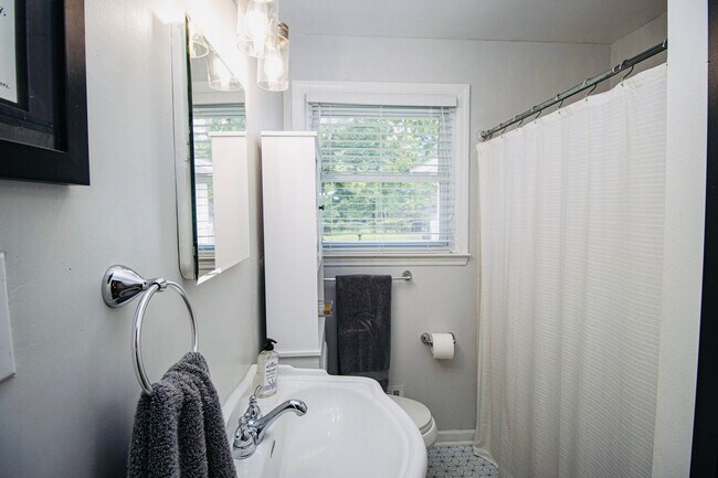 Building Photo - Stunning 3 Bedroom, 2 Bathroom in West Col...