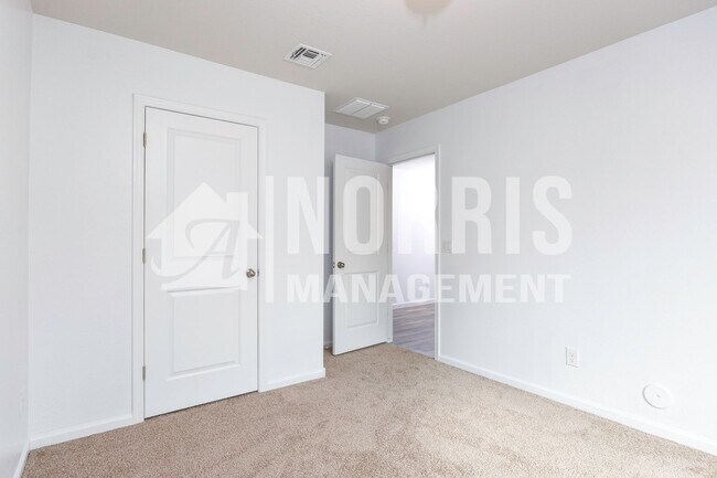 Building Photo - Newer Home in a Great Location to the Freeway