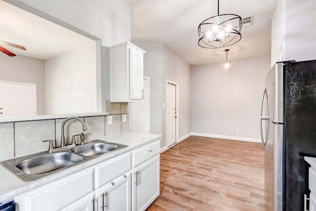 Building Photo - 2930 Saulsbury Dr