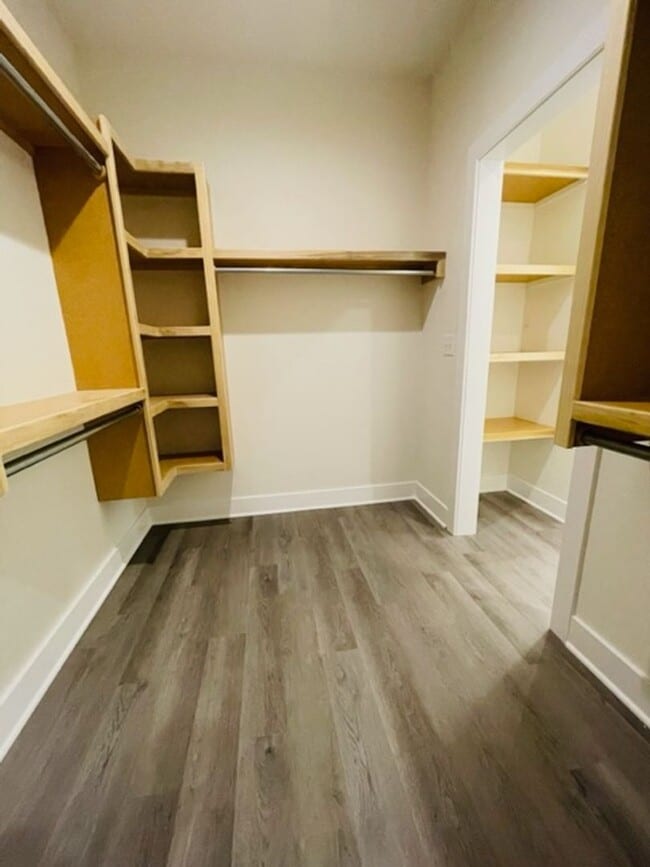 Building Photo - 1638/40 Hickory Creek