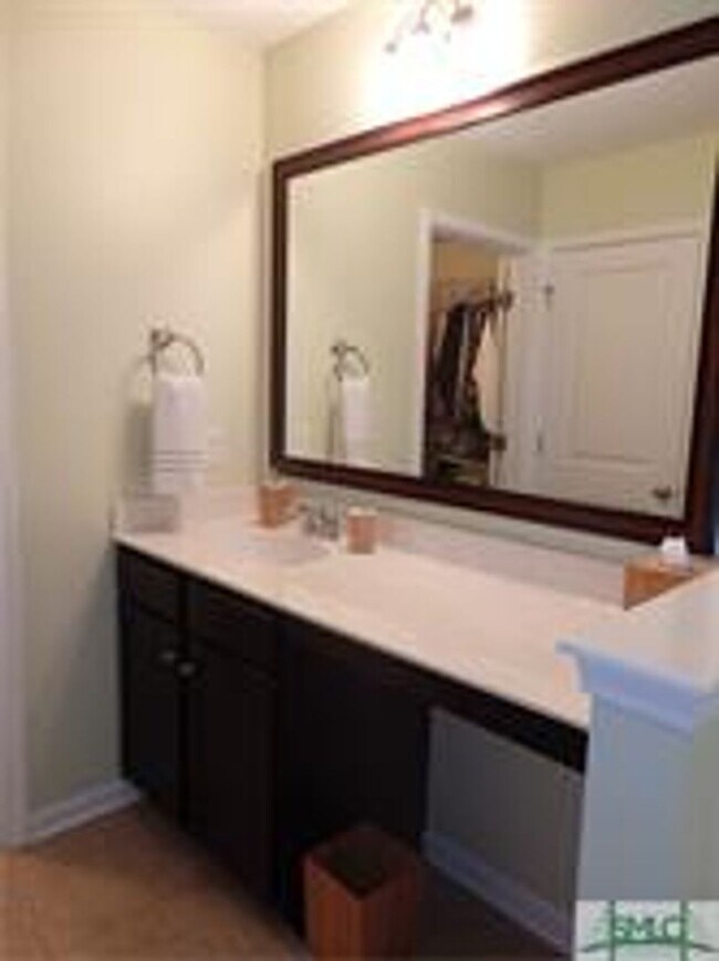 Building Photo - Beautiful 3 bed 2.5 bath/ Screened Porch/ ...