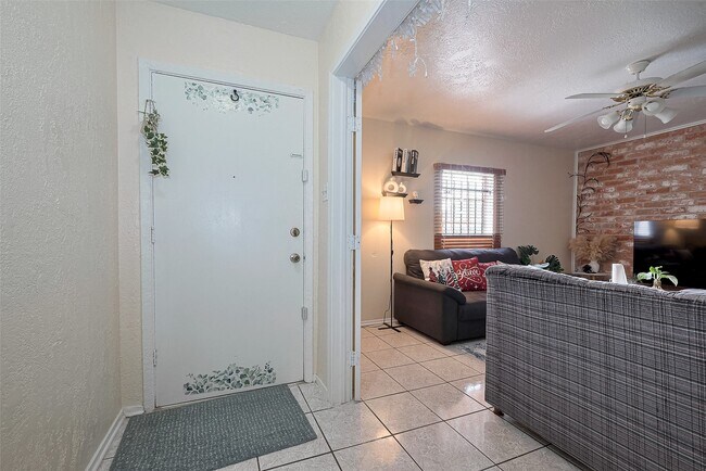 Building Photo - 12223 Sharpview Dr