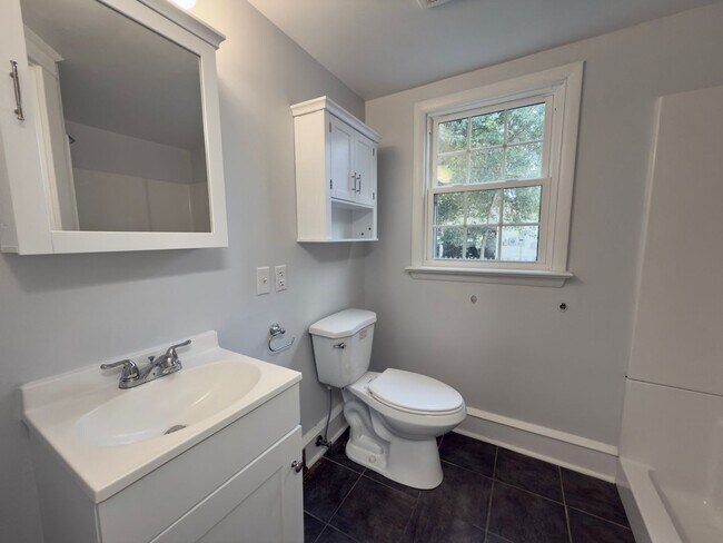 Building Photo - Charming Home!