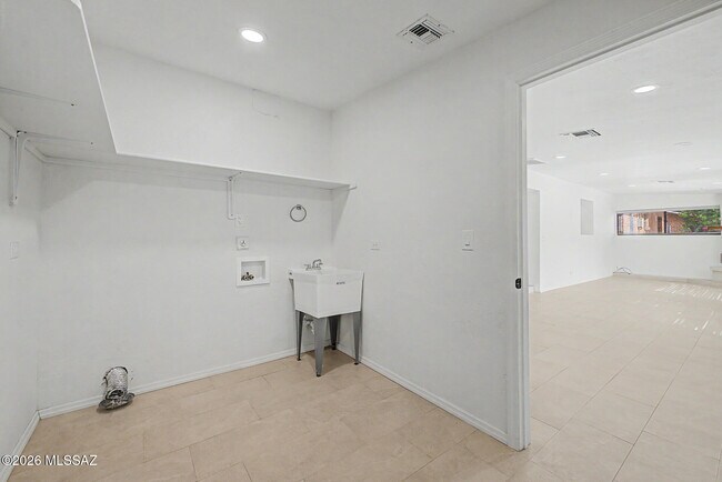 Building Photo - 5120 E Alberta Dr