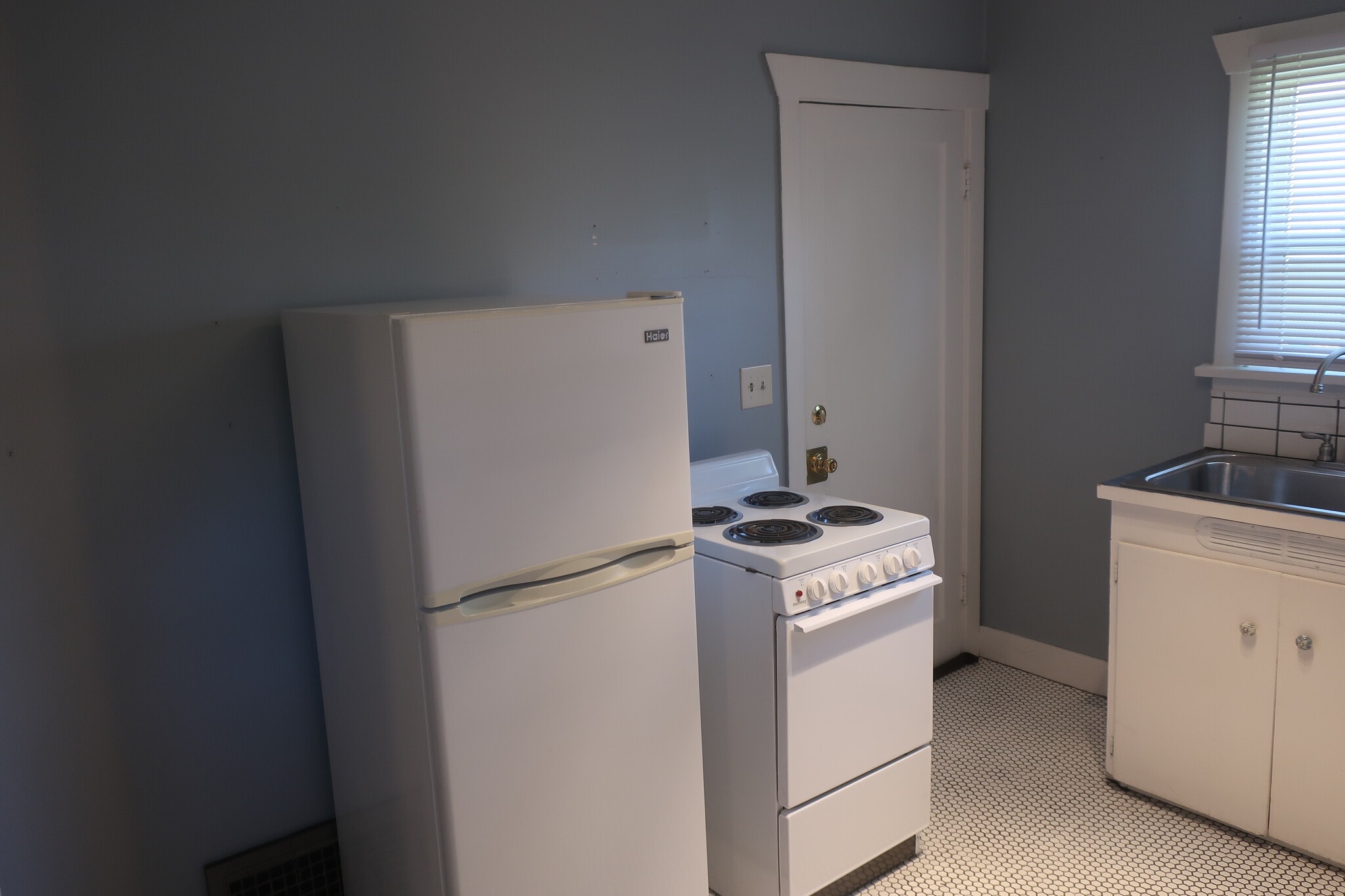 Building Photo - 710 Monroe St