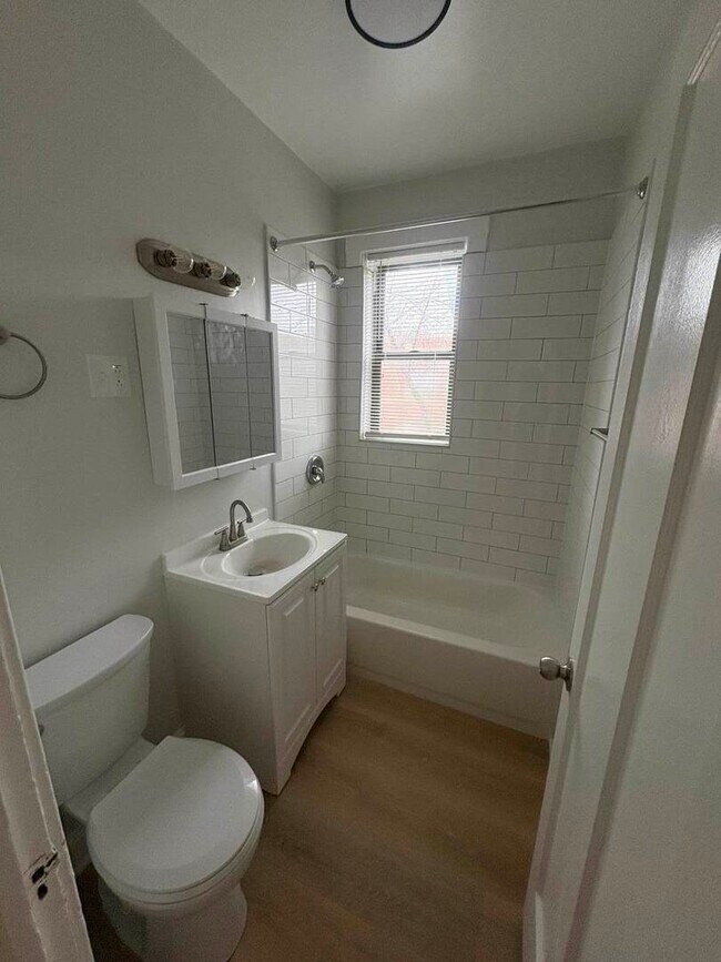 Building Photo - 7004 N Paulina St