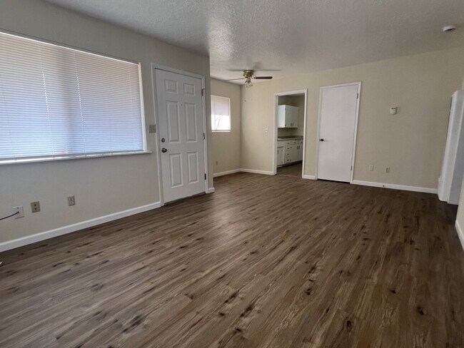 Building Photo - Suzette 3