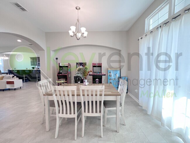 Building Photo - 4708 Ensenada Ave