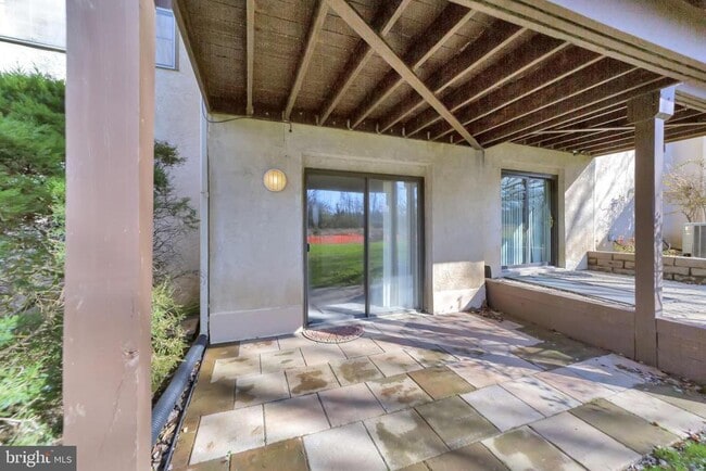 Building Photo - 10 Liberte Ln