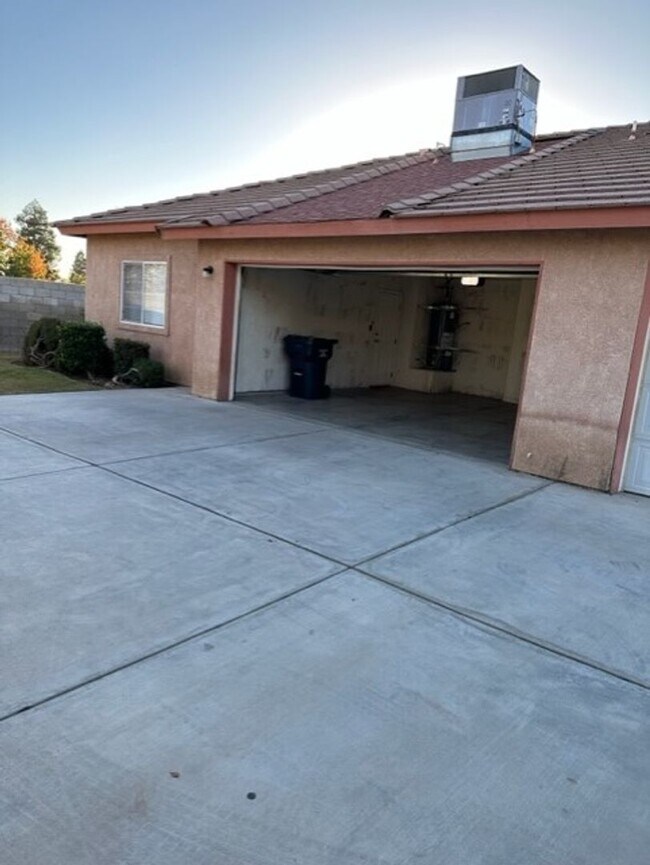 Building Photo - 513 Yellow Meadow Ct