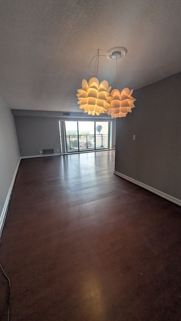 Building Photo - 16400 N Park Dr