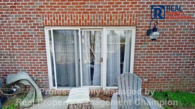 Building Photo - Adorable 2 BD Townhome with Private Patio