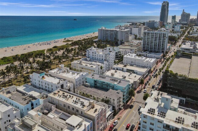 Building Photo - 713 Collins Ave