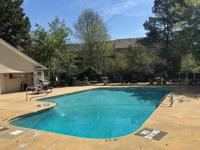 Building Photo - Fantastic Location! Chapel Hill 2 Bedroom ...