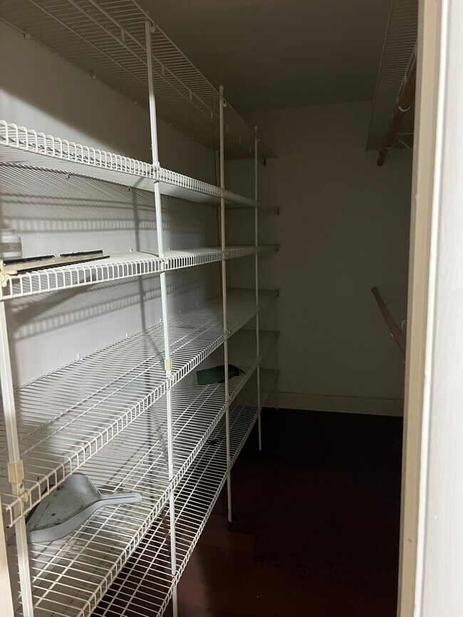 Building Photo - 7956 Lasalle Blvd - Apartment