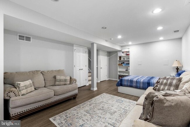 Building Photo - 9830 Meadow Valley Dr
