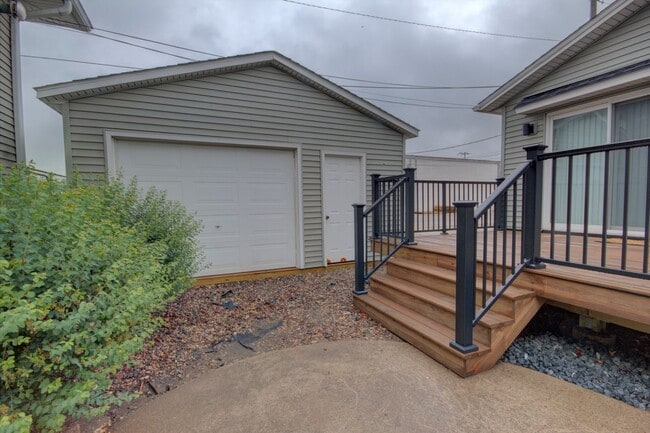 Building Photo - Remodeled 2 bed home