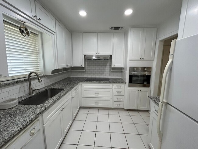 Building Photo - 1709 Vicksburg Dr