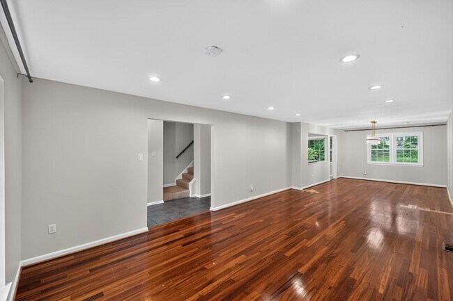 Building Photo - 3-level townhome in sought-after Sycamore Heights
