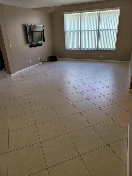 Building Photo - 9514 Lago Dr
