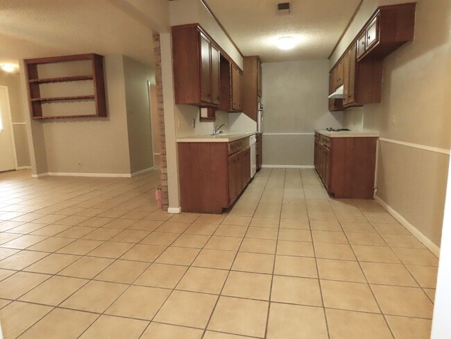 Building Photo - South Tyler! 3 Bedroom, 2 Bath Duplex w/Garage
