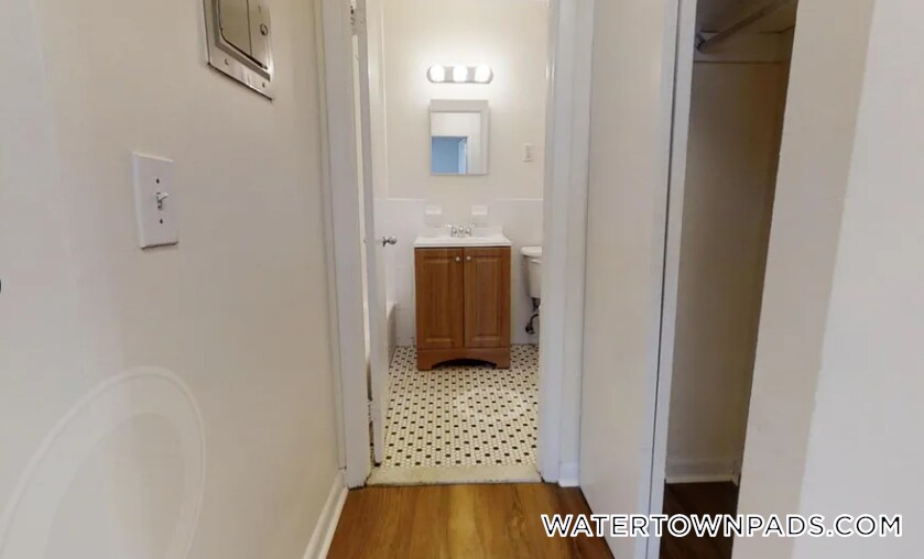 Building Photo - 24 Whites Ave