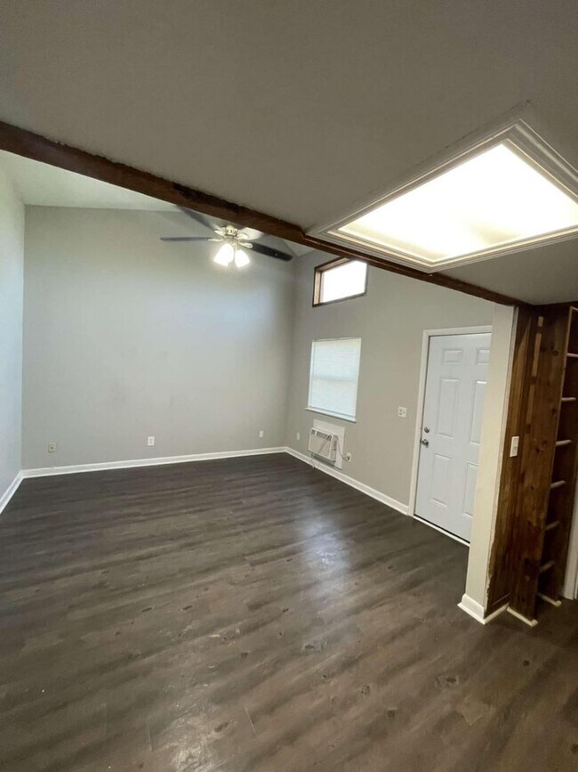 Building Photo - 1 Bedroom Apartment with a Bonus Loft