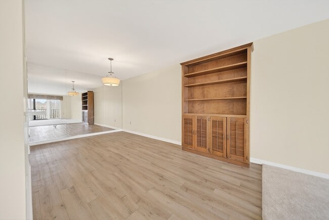 Building Photo - 200 Sanders Ferry Rd