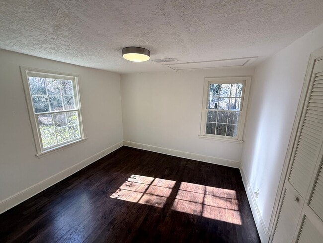 Building Photo - Adorable 2 bed 1 bath cottage with large yard and lots of privacy