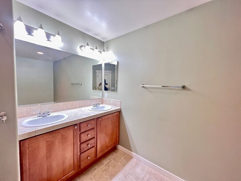 Building Photo - 4 Bedroom In Woodridge